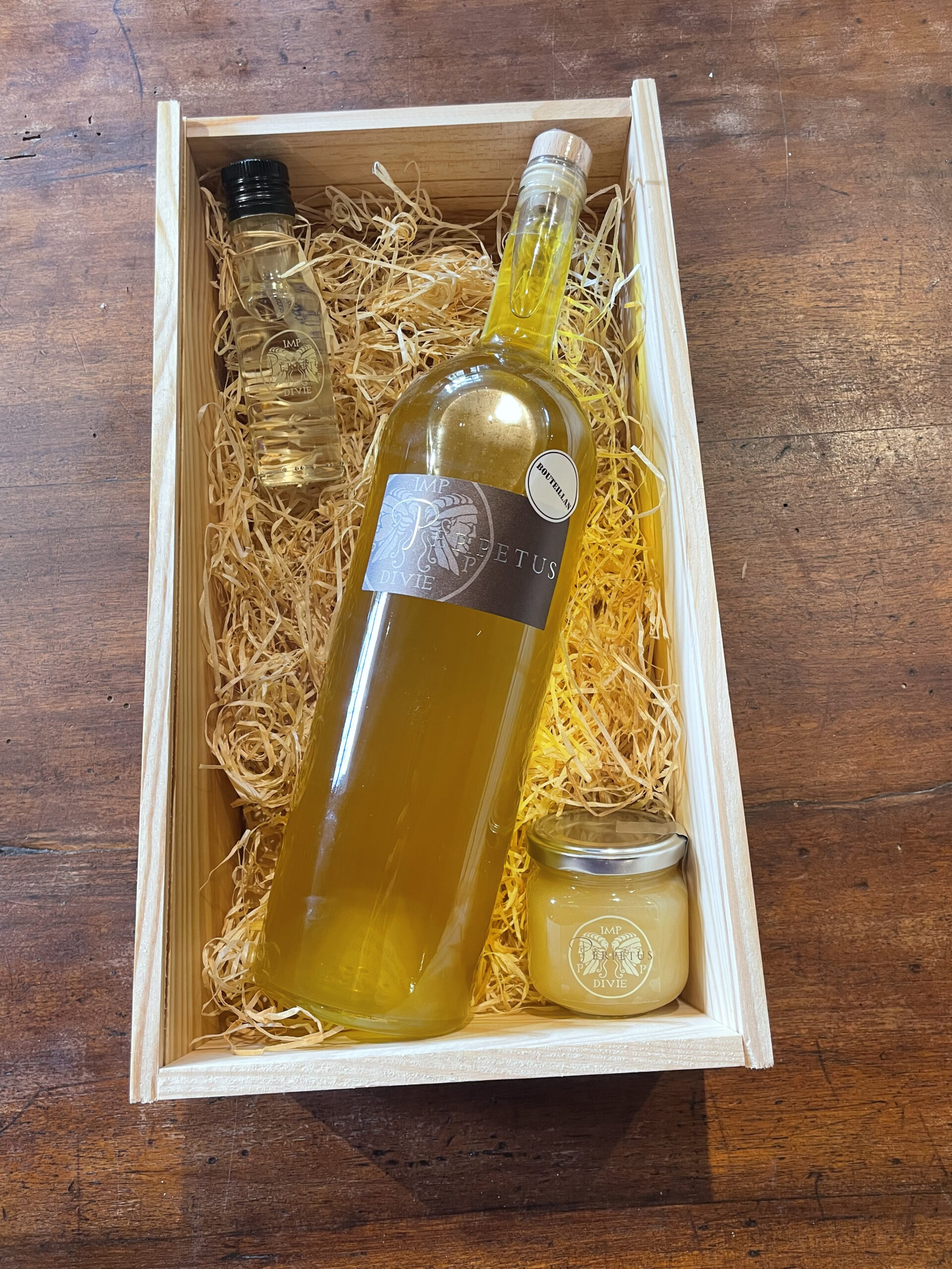 Domaine les Perpetus vendanges vue 2 cofret Luberon domaine les perpetus